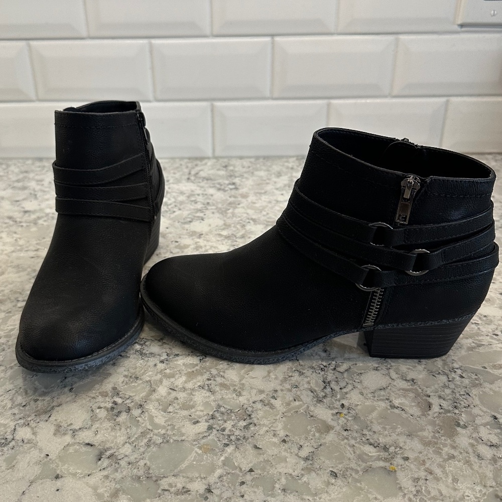 NICOLE brand black short boots with heel and zip close  size 8.5